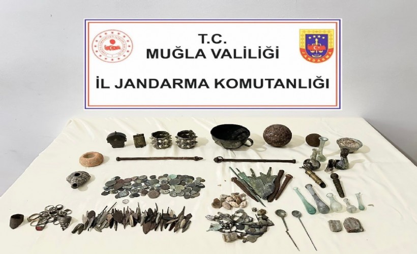 Bodrum’da Tarihi Eser Operasyonu: Yüzlerce Obje Ele Geçirildi Muğla’nın Bodrum ilçesinde jandarma ekipleri tarafından gerçekleştirilen tarihi eser operasyonunda,