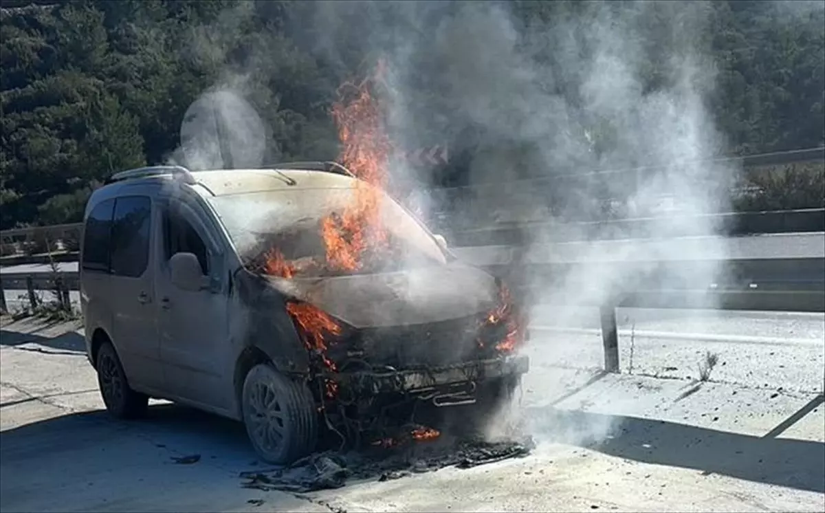 Bodrum'da seyir halindeki hafif ticari araçta yangın hasara yol açtı,