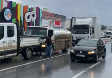 Bodrum’da Zincirleme Kaza: Gaz Tankeri ve Kamyonet Çarpıştı Bodrum Konacık Kavşağı’nda gaz tankeri, kamyonet ve bir kamyonun karıştığı