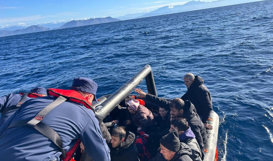 Muğla’da 35 Göçmen Kurtarıldı, 1 Şüpheli Yakalandı Muğla açıklarında iki can salında 35 düzensiz göçmen (16’sı çocuk)