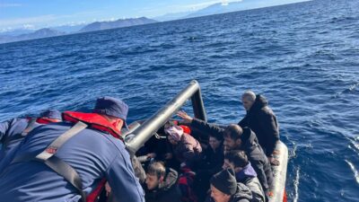 Muğla açıklarında iki can salında 35 düzensiz göçmen (16’sı çocuk)