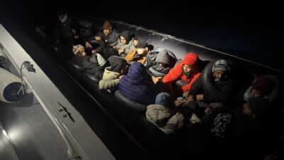 Bodrum açıklarında Sahil Güvenlik ekipleri, lastik bot içinde 12 düzensiz