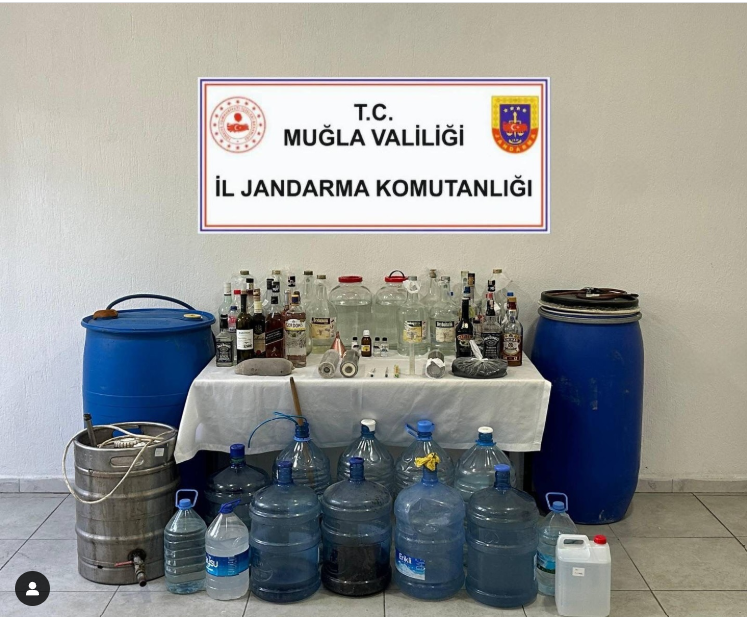 Sahte Alkol Operasyonunda 4 Şüpheli Yakalandı Muğla’da düzenlenen sahte alkol operasyonunda 4 şüpheli yakalandı. Operasyonda etil