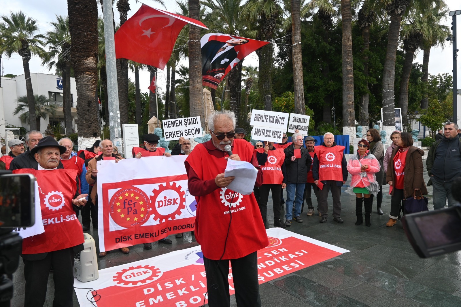 Bodrum’da emekliler, geçim sıkıntısına karşı seslerini yükseltmek için meydanlara indi.