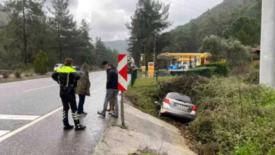 Muğla'nın Marmaris ilçesinde kontrolden çıkan bir otomobil, yol kenarındaki sulama