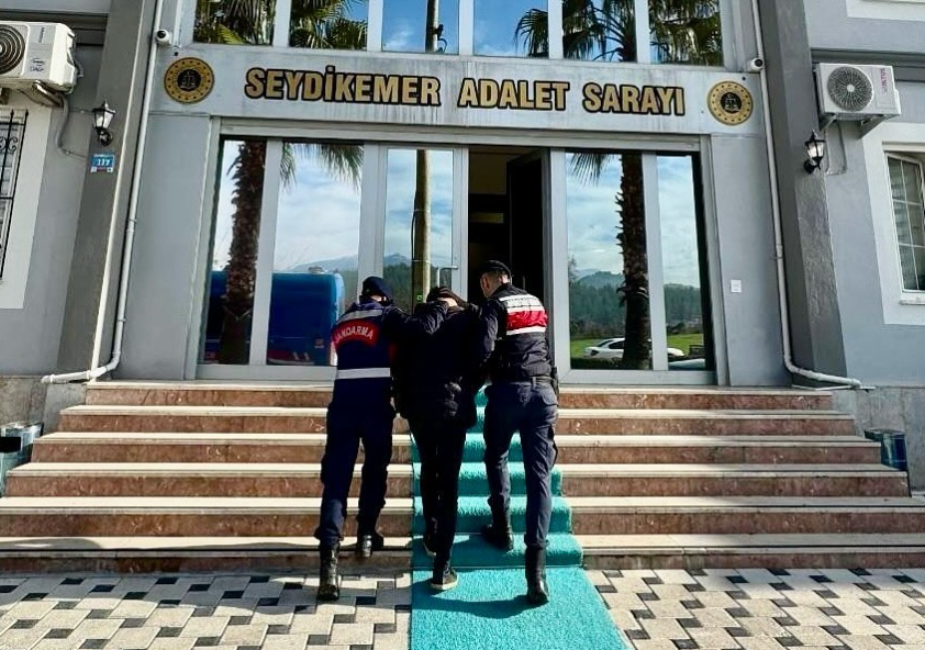 Uyuşturucu Suçundan Aranan Şahıs Seydikemer’de Yakalandı  Muğla İl Jandarma Komutanlığı ekipleri, hakkında 17 yıl 10