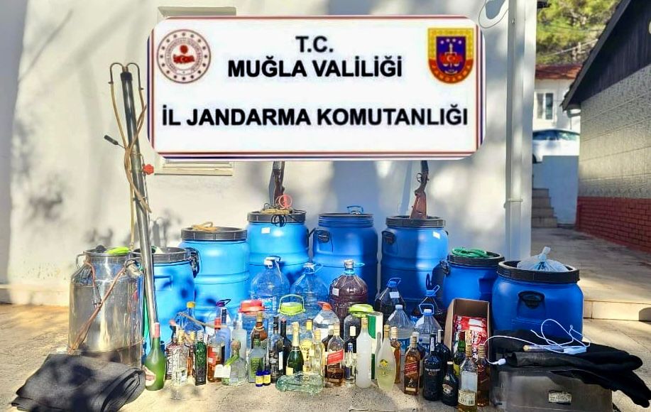 Marmaris’te Kaçak Alkol Operasyonu Marmaris’te düzenlenen operasyonda yüzlerce litre kaçak içki, üretim ekipmanları ve