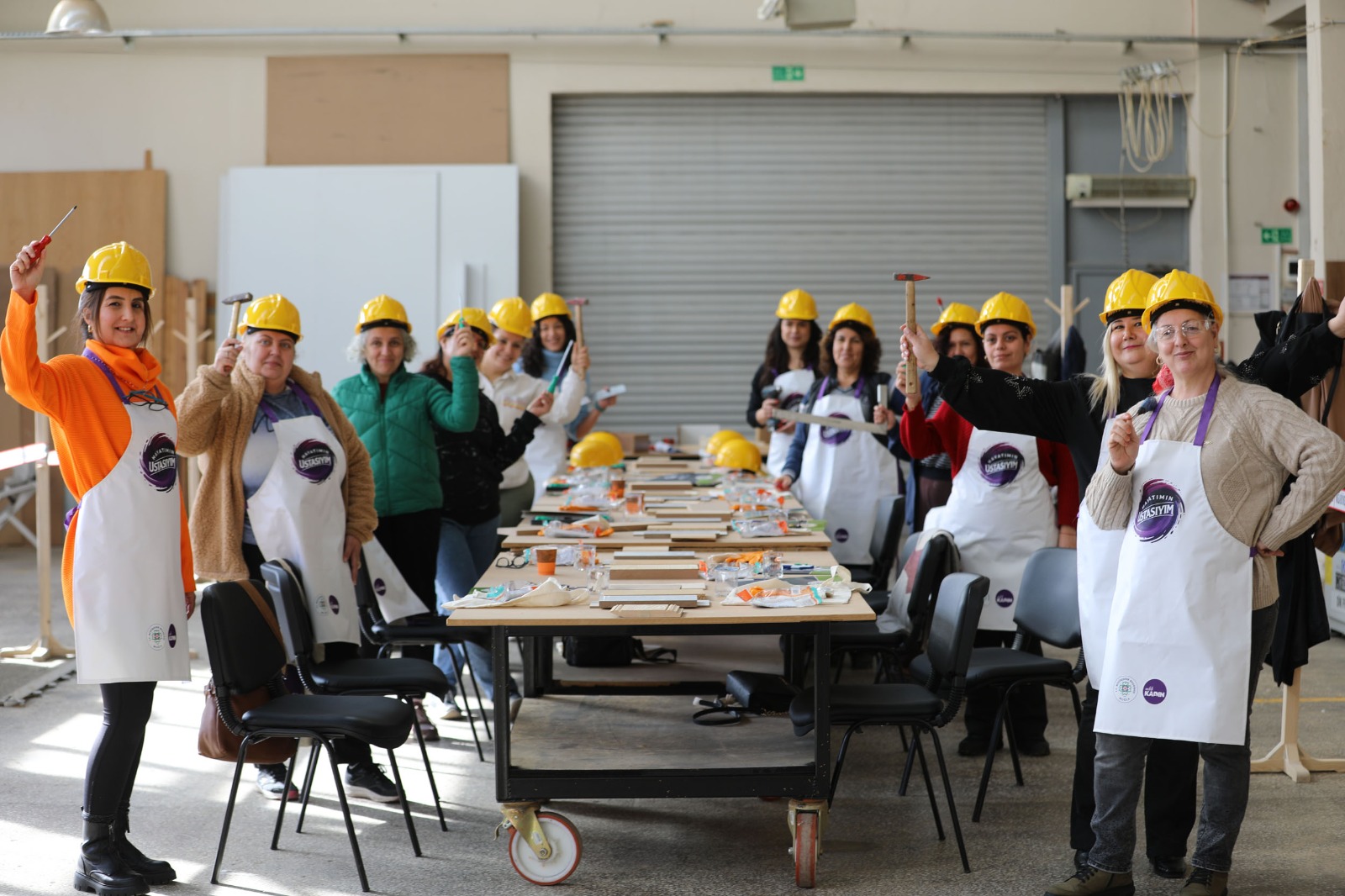 Muğla Büyükşehir Belediyesi’nin “Hayatımın Ustasıyım” projesi, kadınları marangozluk, boyacılık, tesisat