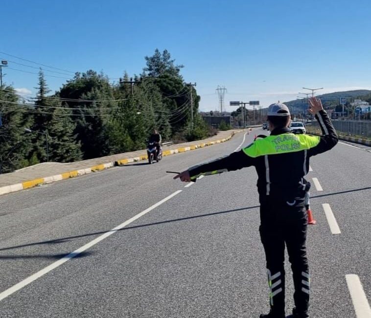 Muğla’da Motosiklet Denetimi: 14 Motosiklet Trafikten Men Edildi Muğla İl Emniyet Müdürlüğü tarafından yapılan trafik denetimlerinde 452 motosiklet