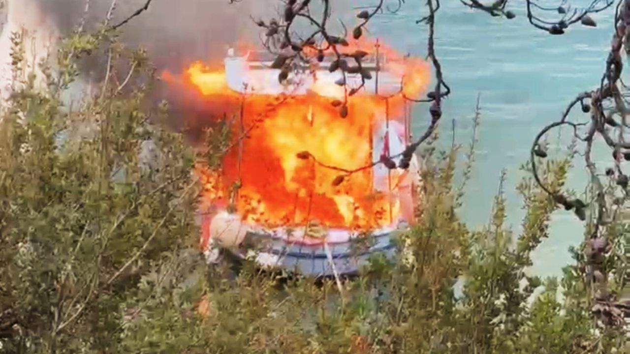 Bodrum'un Torba Koyu'nda demirli bulunan 7 metrelik ahşap bir teknede