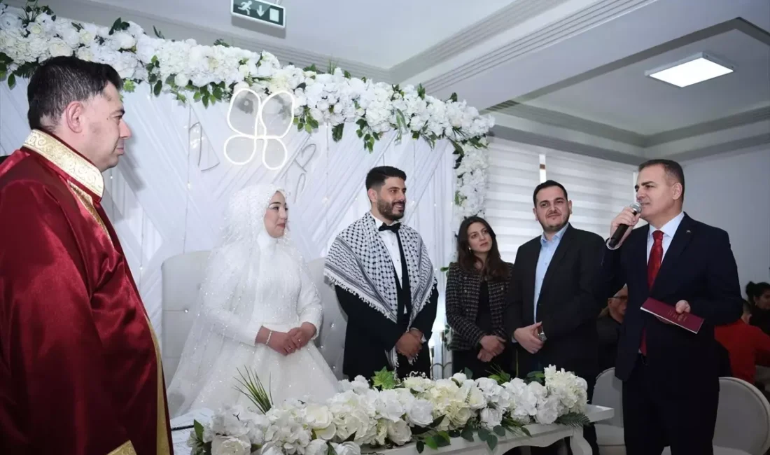 Vali Akbıyık’tan Gazzeli Çifte Destek Muğla Valisi İdris Akbıyık, Gazze asıllı bir çiftin düğününe katılarak
