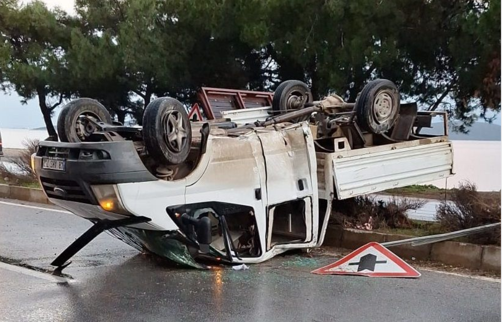 Bodrum’da Kamyonet Kazası! Trafik Levhasına Çarparak Ters Döndü Bodrum Güvercinlik yolunda kontrolden çıkan bir kamyonet, yağış nedeniyle kayganlaşan