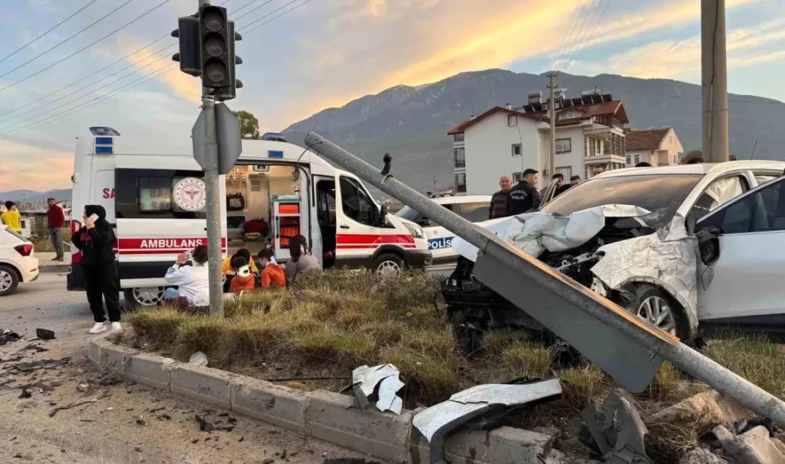 Trafik Kazası: 6 Kişi Yaralandı Fethiye'de meydana gelen trafik kazasında, 2'si çocuk olmak üzere toplam