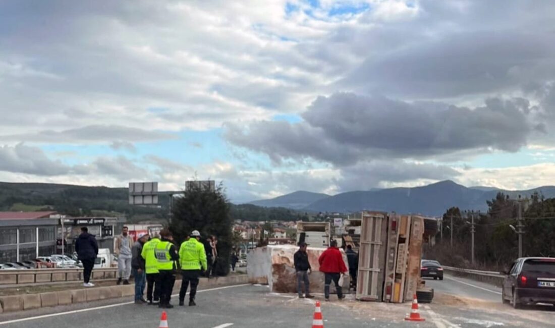 Muğla’da Mermer Yüklü TIR Devrildi Muğla'nın Menteşe-Yatağan karayolunda mermer blok taşıyan TIR devrildi. Kazada ağır
