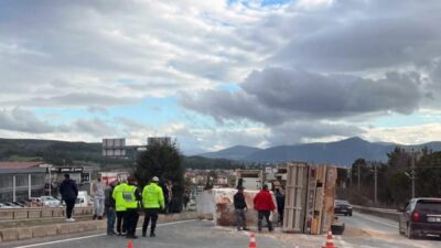 Muğla'nın Menteşe-Yatağan karayolunda mermer blok taşıyan TIR devrildi. Kazada ağır