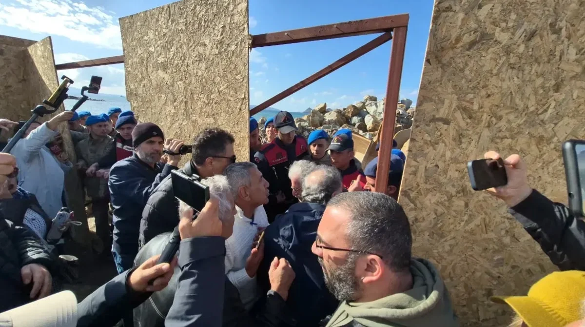 Bodrum'un Turgutreis Mahallesi'nde inşaatı süren Sahil Güvenlik Limanı projesine tepki