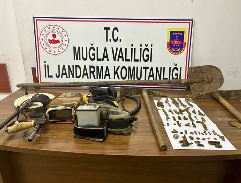 Milas’ta Kaçak Kazı Operasyonu: 4 Kişi Suçüstü Yakalandı Muğla’nın Milas ilçesinde jandarma ekipleri tarafından yapılan operasyonda 4 kişi