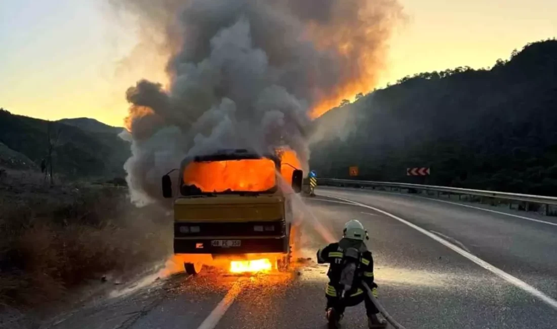 Akaryakıt Yüklü Kamyonette Yangın Çıktı Fethiye'nin Göcek Mahallesi'nde akaryakıt yüklü kamyonetin motor kısmında başlayan yangın,