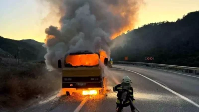 Fethiye'nin Göcek Mahallesi'nde akaryakıt yüklü kamyonetin motor kısmında başlayan yangın,