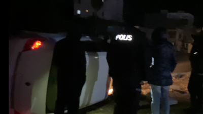 Yakaköy Kavşağı’nda bir otomobil refüje çarparak takla attı. Sürücü ve