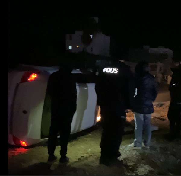 Virajı Alamayan Araç Takla Attı Yakaköy Kavşağı’nda bir otomobil refüje çarparak takla attı. Sürücü ve