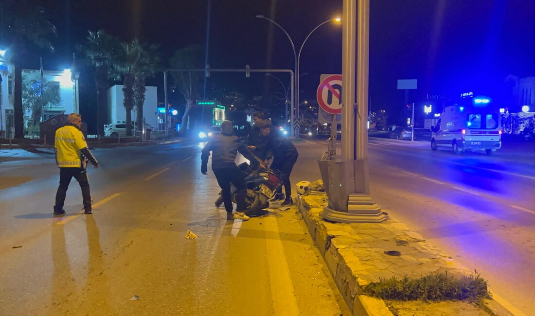 Konacık’ta Kaza: Otomobil Motora Çarptı! Bodrum'dan Turgutreis yönüne giden otomobil, Konacık ışıklarında motosiklete çarptı. Çarpışmanın