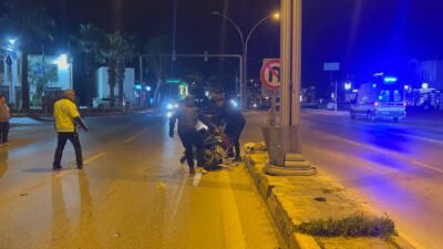 Bodrum'dan Turgutreis yönüne giden otomobil, Konacık ışıklarında motosiklete çarptı. Çarpışmanın