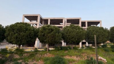 Vatandaşlar, bir yıldır inşaat halinde duran 4 katlı binanın kaçak