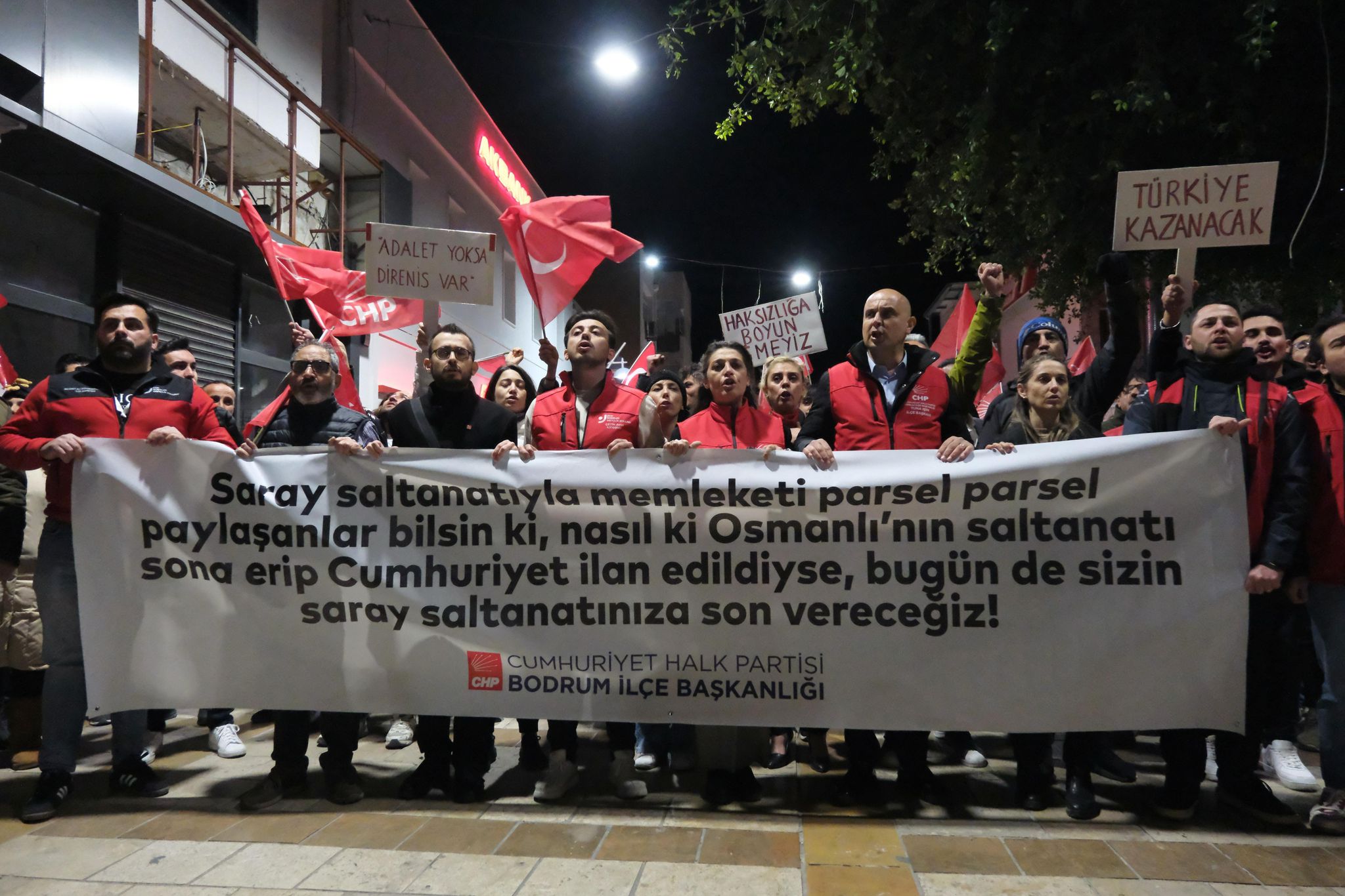 Türkiye Cumhuriyeti Anayasası'nın 34. maddesi, vatandaşların toplantı ve gösteri yürüyüşü