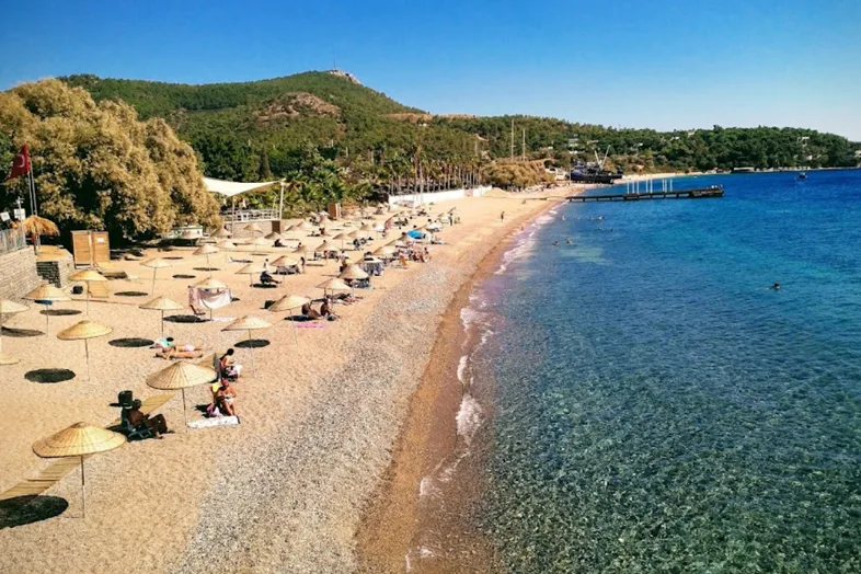 Bodrum’da Plajlar Halkındır! “Havlu Hareketi” Başladı Bodrum'da yaz sezonu yaklaşırken, plajların halkın ortak kullanım alanı olduğu