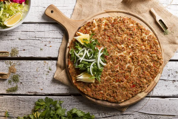 Lahmacun Lüks Oldu Bir zamanlar ekonomik bir sokak lezzeti olarak bilinen lahmacun, artık
