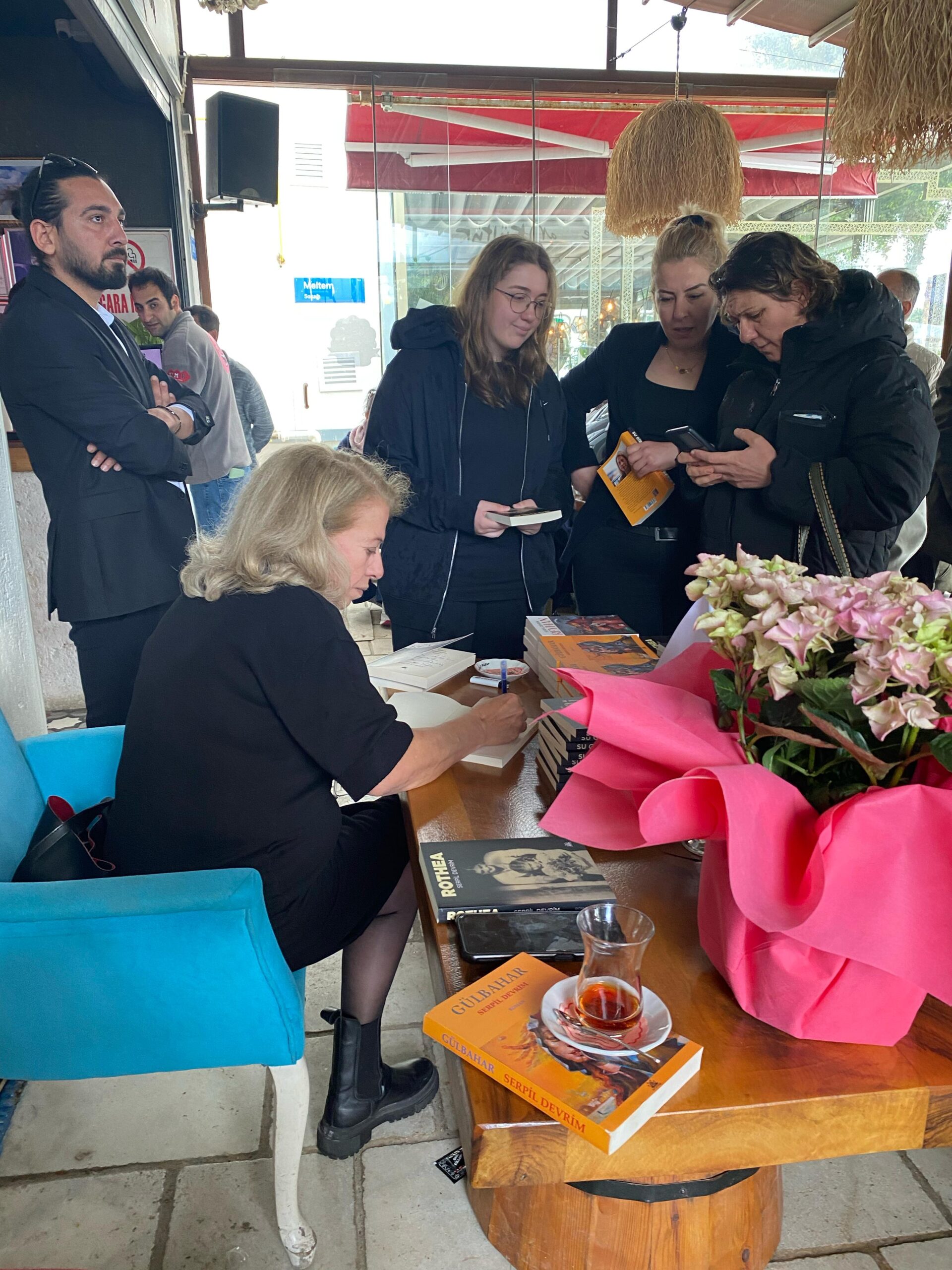 Uluslararası alanda edebiyat ödülleriyle adını duyuran yazar, şair ve librettist