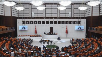 Halk TV yazarı Bahadır Özgür’ün yazısı dikkat çekiyor. Yazıda Meclis’te