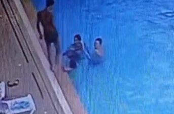 Bodrum’da Lüksova Sitesi’nin havuzunda, 11 yaşındaki T.U., yaşları 14 ile