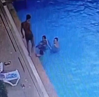 Bodrum’da Lüksova Sitesi’nin havuzunda, 11 yaşındaki T.U., yaşları 14 ile