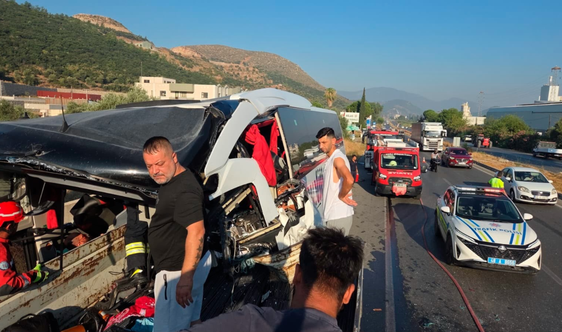 Milas-Söke Karayolu'nda tur otobüsü tıra arkadan çarptı. Kazada 2 kişi