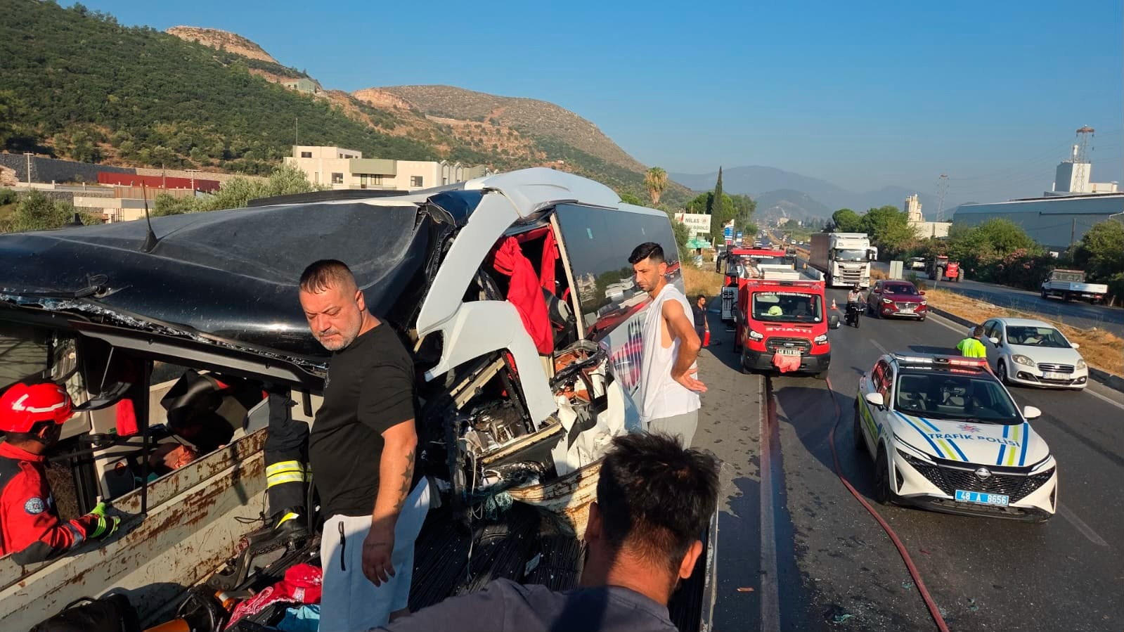 Milas-Söke Karayolu'nda tur otobüsü tıra arkadan çarptı. Kazada 2 kişi