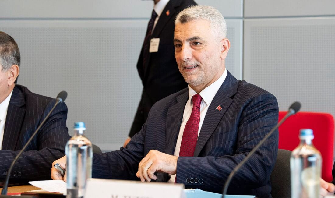 BIST 100 endeksi, Çarşamba günü %2.79 düşüşle 11,947.18 puana geriledi.