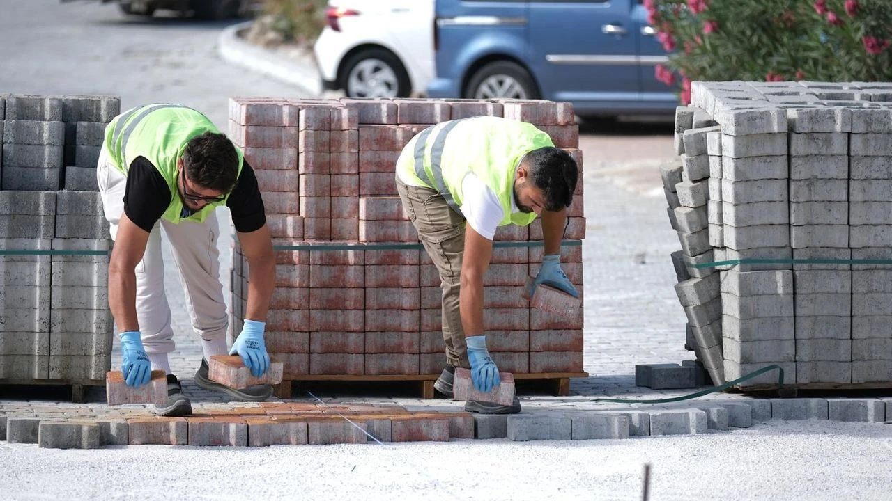 Turgutreis'te deniz suyu arıtma tesisi ve parke yol çalışmaları hızla